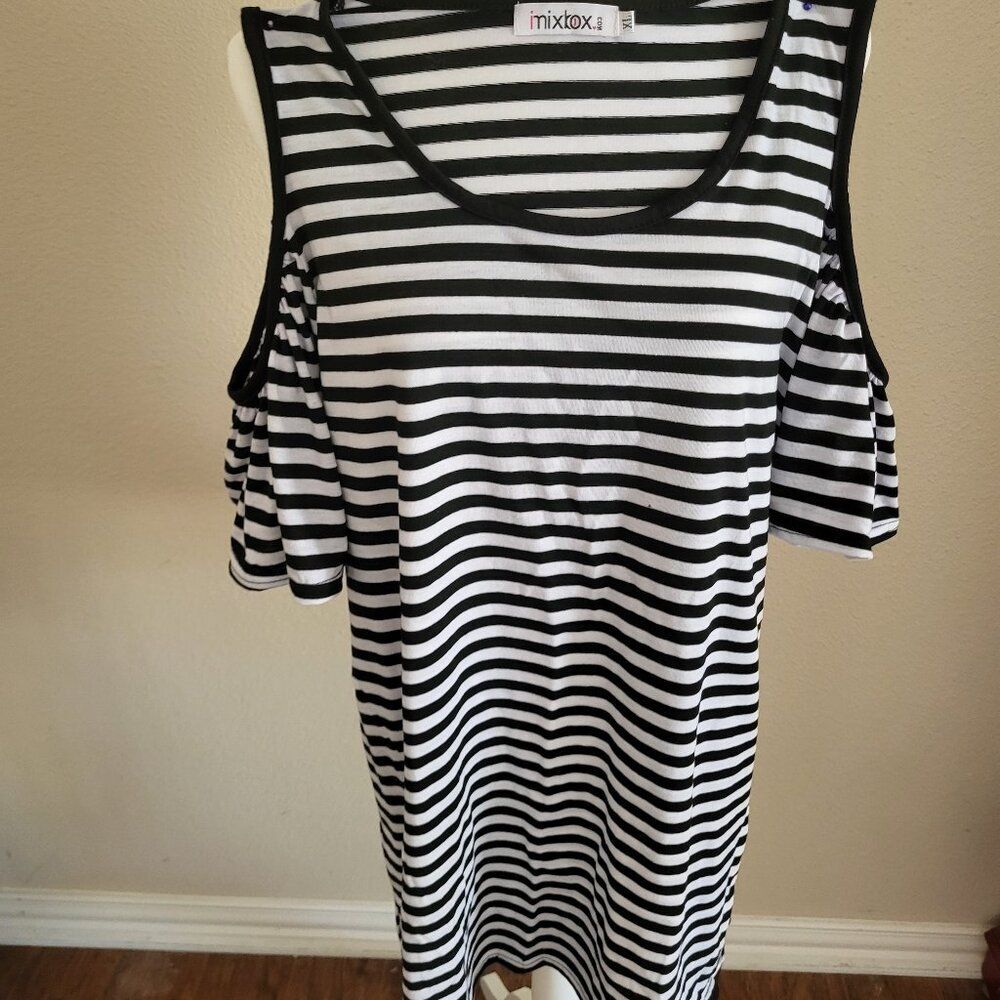 Nice cold shoulder top! perfect for spring and summer! SIZE XL